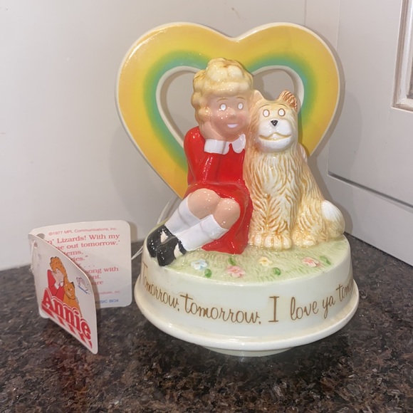 Vintage Little Orphan Annie Revolving Ceramic Music Player by Applause 1982 - Picture 3 of 11